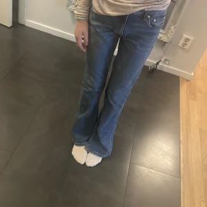 Blåa lbt jeans  - Säljer dessa Lbt jeans i storlek 146 eftersom att jag inte har mycket användning av de längre, skriv vid intresse och ifall du vill ha bättre bild på jeansen.