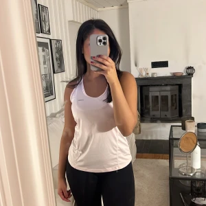 Topp stronger - Rosa träningstopp från stronger i storlek xs, men passar mig som pendlar mellan xs och s! Inga defekter förutom att texten börjat lossna på baksidan (sista bilden) Frakt tillkommer ☺️