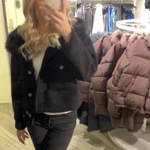 Jacka  - Säljer min jacka från Chelsea (liknande meotine)  jätte fin och i nyskick, skriv för mer bilder!💞💞