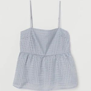 Blått linne - Säljer min fina somriga volang topp i en fin ljusblå färg, säljer då det inte passade mig. Det är helt oanvänt med lappen kvar💗💗