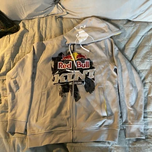 Redbull Zip Up - As fet Redbull zip up! Bra kvalite!  Kondition: 10/10 aldrig använts. Färg: Beige. Storlek: L men passar som M. Köpte för 1000 säljer för 700 men pris kan diskuteras vid snabb affär! Våga pruta!!!