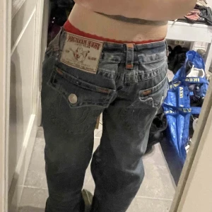 True religion jeans - Säljer mina true religion jeans i storlek 36! Omsydda så att dom sitter lägre i midjan (även insydda i midjan men det går att sprätta o göra om) Bilder lånade från förra ägaren, skriv för egna bilder! Skriv för frågor!💕💕