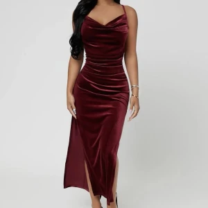 Lång klänning - Snygg klänning i sammetsliknande material. Aldrig använd endast testad.  Betalning via swish💚