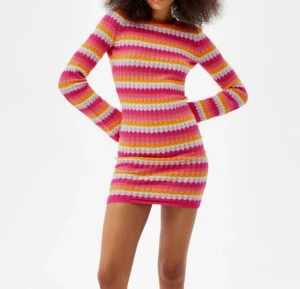 Klänning bershka  - Hej! Jag säljer denna populära klänning, endast provad en gång i somras men kändes inte riktigt som min stil. Den är i strl S. Skulle säga att den passar både XS och S. 🤩 slut på hemsidan. 