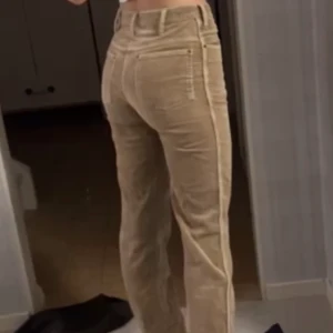 Manchester byxor  - Ett par väldigt unika byxor som är långa. Jag är 179 och de är långa på mig. De är lite slitna på vissa ställen som man ser på bild 3. Har mer bilder på dem så hör av er! 