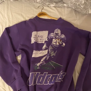 Sweatshirt - Storlek L men passar M också, säljer pga för stor samt används inte 