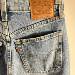 Nya Levi’s jeans  - Helt nya Levi’s jeans! Jättefina! Köpte fel storlek kunde ej lämna tillbaka. Modelen: Ribcage Straight ankel. Sitter jätteskönt och snyggt! 