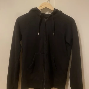 Svart zipup hoddie  - En jättefin svart hoodie! Säljs pågrund av att den inte kommer till användning. Fint skick! 💕