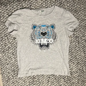 Kenzo t-shirt - Haft Knut i magen så kan va lite bredare nedtill. 