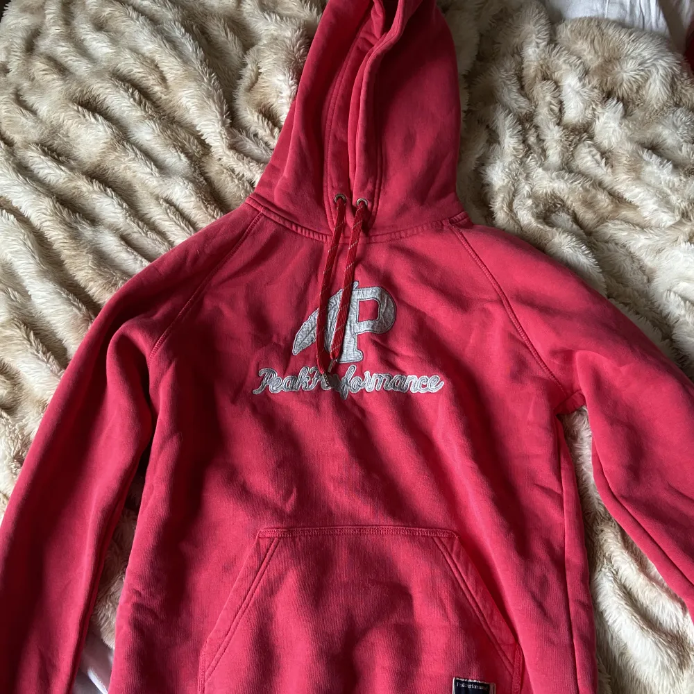 En rosa peak performance hoodie i storlek XL skulle säga mer som en L i storleken!. Hoodies.