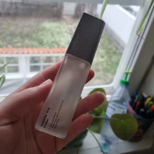 HydraGel Grip Primer - Säljer en primer från Kicks egna märke; HydraGel Grip Primer av Beauty Act. Den är en dupe till Milk Hydrp Grip primer. Sminket sitter hela dagen samtidigt som den återfuktar huden. Oanvänd. Säljer då jag använder en annan primer. Nypris 249kr