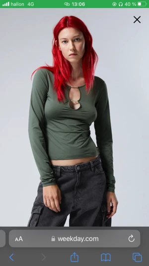 Rhinestone långärmad tröja - Skitsnygg tröja från Weekday som tyvärr inte kommer till användning. Den är i nyskick (aldrig använd, därav prislappen kvar tom).  Realistisk färg är färgen på weekdays egna bilder (bild 1&2) 