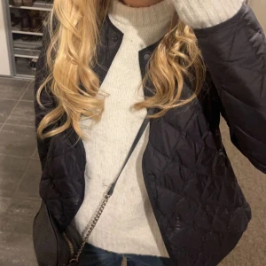 uniqlo jacka - köpte för några månader sen, inte då använd. Köpte för 700kr, pris kan diskuteras vid intresse 