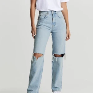 Ljusblåa håliga jeans fårn Gina tricot st 38 - Ljusblåa Jeans fårn Gina tricot med hål på knänen, Nej dom är inte bruna på låren som på bilden bara dåligt ljus, Andväda flera gånger men forfarande hyfsat bra skick Köpte för 599kr Säker död 250kr Skov om du har annat prisförslag 💓