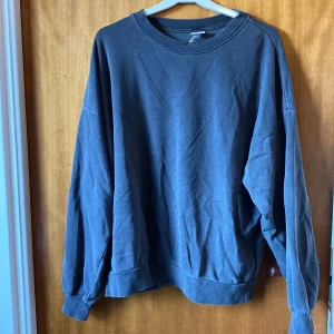 sweatshirt  - säljer denna ” tvättgråa ” sweatshirt ifrån h&m eftersom jag ej använder denna längre. sitter oversized. väldigt bra skick !💓