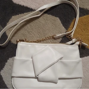 Vit väska  - Frakt: 45kr  Har en liten fläck (se bild 3) men går säkert att få bort!  TRYCK INTE PÅ KÖP NU UTAN KONTAKTA MIG OM DU VILL KÖPA 💘