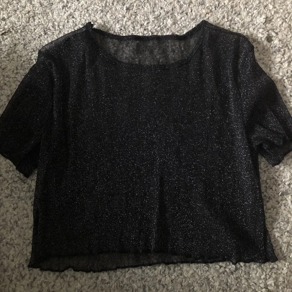 Glittrig mesh topp som man kan klä upp och klä ner💞💞🫶🏻passar XS-M beroende på hur man vill att den ska sitta :) (frakt med frimärke ligger på 26kr, billigare frakt)!. T-shirts.