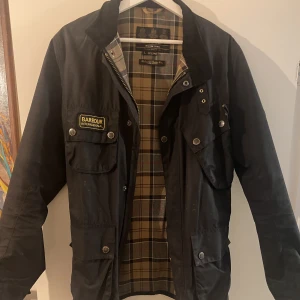 Barbour internationel jacka  - Klassisk barbour mc jacka med bälte i midjan i storlek L. Kan skickas med post om de behövs 