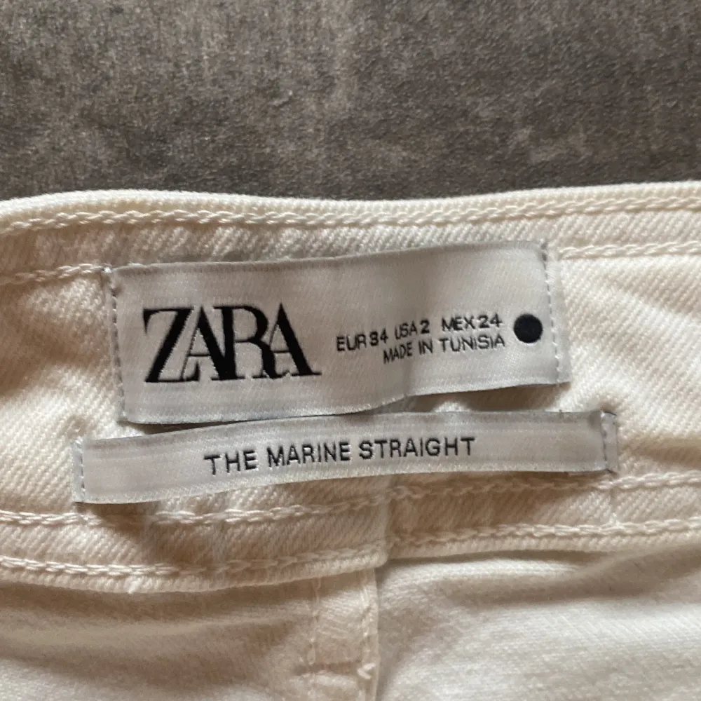 Vida vita jeans från Zara Aldrig andvända  Stl 34/xs. Jeans & Byxor.