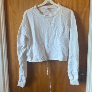 Croppad tröja - tröja ifrån Nelly i storleken s/m. använder ej denna längre. band så man kan dra åt💓