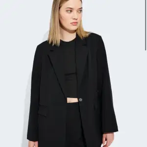 Blazer från BikBok i oversized modell strl L/XL. Använd 1 gång, mycket fint skick! 