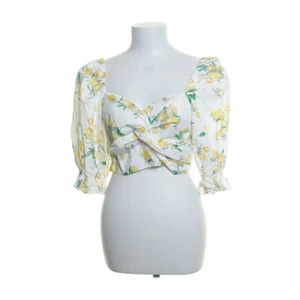 H&M blus - Vacker croppad blus med citroner på som är i nyskick från H&M.  Superfin sommarblus i storlek 40 som bara legat i min garderob tyvärr! 150kr exkl. frakt. Skickar med Postnord💐
