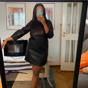 Skinnklänning från Weekday - Svart skinnklänning från Weekday. Köpt för 550kr säljer för 150. Helt oanvänd med prislapp på! 