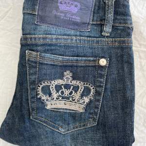 Lågmidjade jeans från Victoria Beckham Rock & Republic  Midjemått:70cm Innerbensmått:79cm