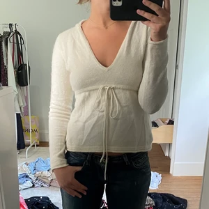 Hoodie/tjocktröja - Säljer kashmir liknande tröja köpt vintage i Barcelona, jag har själv aldrig hittat användning för den. Den är i en hoodiemodell och har luva💞 Frakt tillkommer 66kr