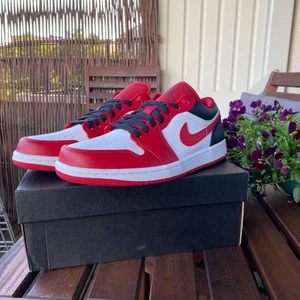 Jordan 1 Low  - Fina skor i populära färger 💕 Köpta på Footlocker  Storlek 42 (8,5US) Inte använda eller testade  Möts upp i Stockholm eller fraktas spårbart på kundens bekostnad.