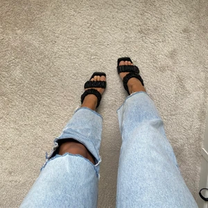 Zara jeans - Zara jeans i en rak och lite kortare modell. Storlek 34. Mycket bra skick!! Jag själv är 1.64 och de slutar vid ankeln på mig. 