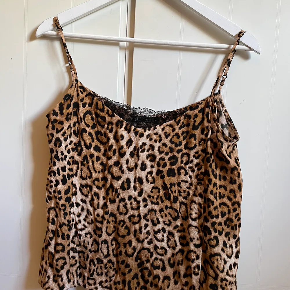 Ett leopard linne med svart spets från zara, storlek M, knappt använd, fin till vardags och fest! 💃 du står för frakt. Toppar.