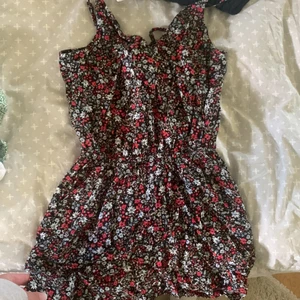 Supersöt jumpsuit - Blommig jumpsuit från h&m, storlek 34. Väldigt bra skick.