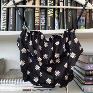 Linne - Gulligt linne som aldrig använts pga har för mycket kläder! Frakten ingår i priset :-) 