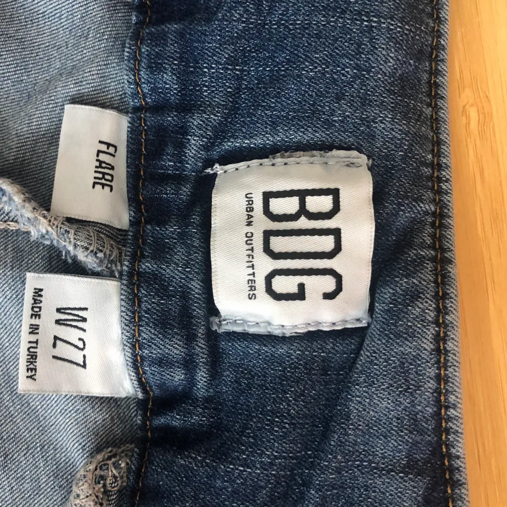 BDG Urban Outfitters low/midrised flared jeans använda endast en gång, köpta för 629kr säljs för 400kr+frakt 🪩🦋. Jeans & Byxor.