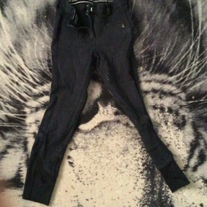 Ridbyxor  - Ridbyxor med helgrepp. Stl. 140 tyvärr lite rödmåla färg på.  