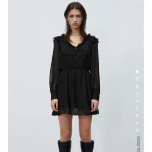 Zara klänning  - Super fin zara klänning, aldrig använd. Toppen skick! Köpt för 400kr❤️ frakten kostar 62kr!!!