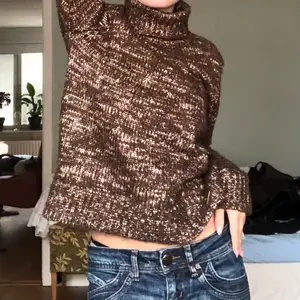 Fantastisk brun stickad tröja!! Står ingen storlek men skulle gissa på S/ liten M! 