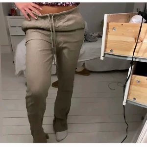 Gröna byxor zara  - Säljer ett par gröna byxor från zara 