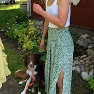 Hm kjol lång - Väldigt fin blommig kjol från hm i storlek 34 men passade mig som en 36. Väldigt fint skick, säljer då den tyvärr är för liten. (Köpt 2020 för 250 kr, säljes för 100 kr)💕💕