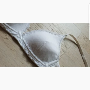 Vit bh - Söt vit bh stl 65a, ca 32/34. Nyskick💖20 kr💖 3 för 2 på min sida!