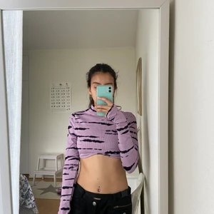 Lila och svart croptop H&M - Beautiful croptop used only once ✨✨💜💜