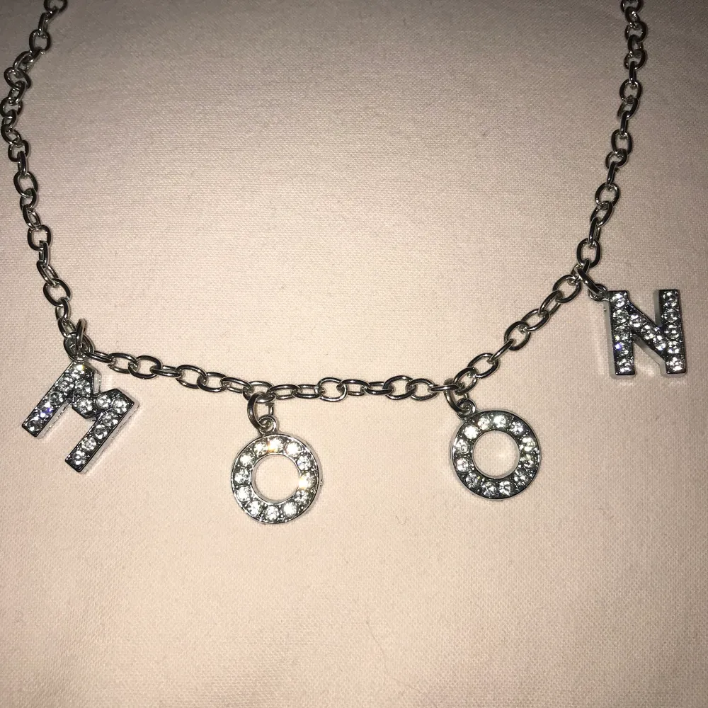 Silvrigt halsband från Kenyuniverse som inte säljs längre på deras hemsida. Smycket är inspirerat från Bts låt ”Moon”. Gratis frakt!. Asusteet.