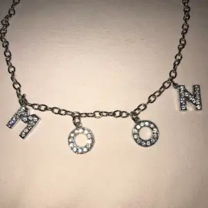 Silvrigt halsband från Kenyuniverse som inte säljs längre på deras hemsida. Smycket är inspirerat från Bts låt ”Moon”. Gratis frakt!