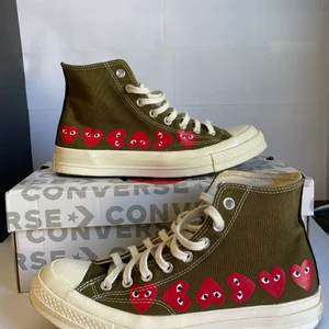 Converse Comme Des Garçons x Chuck 70 Hi Top ”Multi Heart” - Converse Comme Des Garçons x Chuck 70 Hi Top ”Multi Heart”❤️❤️ Storlek 42 EU (8.5 US)✅ Bra skick men har små defekter på yttersulan som syns på bild 3.  Extremt sköna pga den tjocka yttersulan som ger bekvämlighet i alla situationer‼️💯 En riktigt bra sko👍