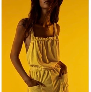 Frotte jumpsuit från zara - Supernajs jumpsuit till stranden och liknande i sommar , köpt förra sommaren använd några få gånger. 