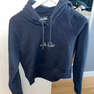 Ellesse Tjocktröja  - Säljer min ellesse tröja pga att den inte passar. Använd en gång 