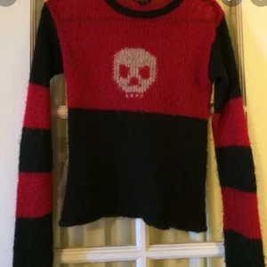 SÖKER - söker denna tröja! Om du har en som du vill sälja så hör av dig❤️