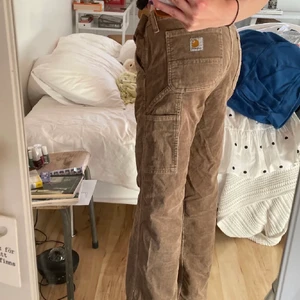 Carhartt byxor  - Intressekoll på mina lågmidjade manchester/cargo Carhartt byxor! De är vintage och har slitningar längst ner vid benen. Säljer då de är för stora för mig men passar i längden på mig som är 171💕