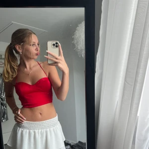 Röd topp  - Världens snyggaste röda topp😻😻 använt denna 3 gånger kännt mig lika snygg varje gång🙌 justerbara band så passar de flesta🤗